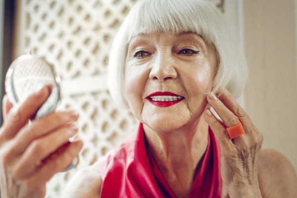 Сильное плечо рядом не радует подругу, что в 60 выскочила замуж за молодого