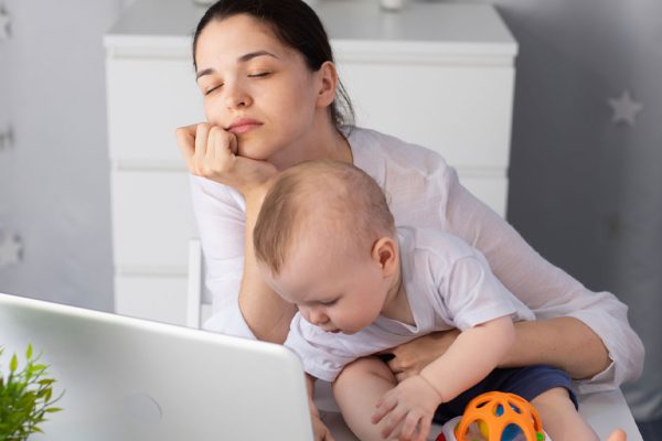 Когда сын ушел на войну, забрала невестку жить к себе, но теперь не могу спокойно на нее смотреть