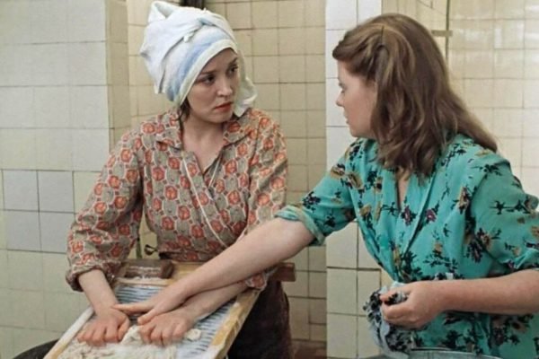 В советские времена женщины занимались этими бытовыми вещами изо дня в день, но сейчас это дикость