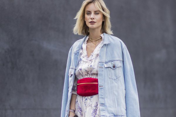 Не ширпотреб, а модная джинсовая куртка, с которой сойдешь за девочку в 50