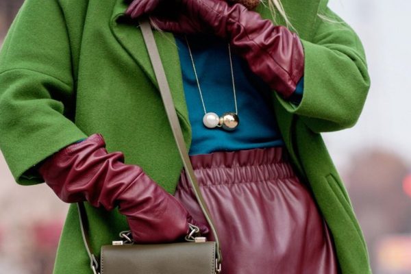Как носить яркие вещи осенью и зимой