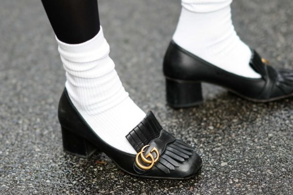 Стилист рассказал, что дамы в возрасте выбирают устаревшую обувь, потому что подсознательно не готовы к переменам