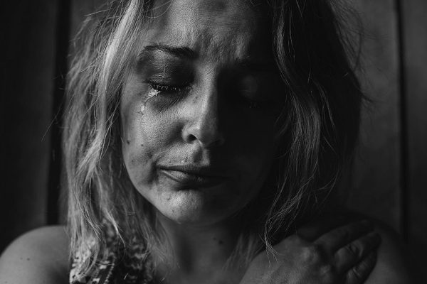 Глотая слёзы, женщина благодарила Бога за то, что у нее нет детей от этого человека, ведь тогда уйти было бы невозможно