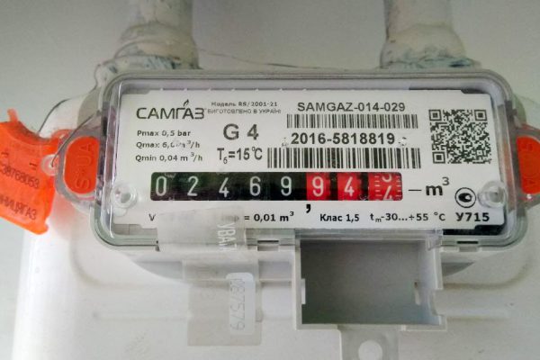 Коробку с надписью «На коммуналку» пришлось водрузить рядом со своим рабочим местом, может, кто бросит копейку