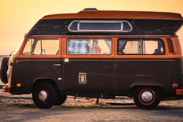 Миллионер выгнал дочь за то, что она спуталась с бедняком, бедняжка 5 лет живет в машине с детьми