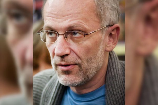 Поклонники ликуют, ведь Александр Гордон вернулся к молодой жене и вновь счастлив в личной жизни