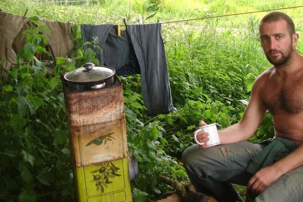 Мужчина в Ирландии отказался от денег, продал всё имущество и поселился в старом фургоне, так он живет с 2008 года