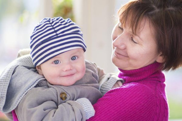 О чём роняет слезы мама на детской площадке, родившая первенца от пятидесятилетнего