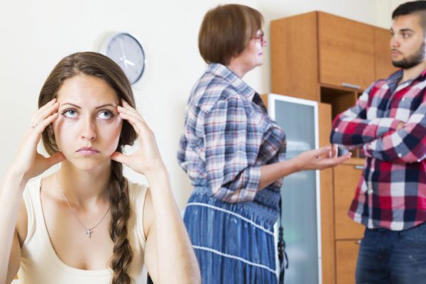 Жизнь со свекровью, которая считает невестку никем