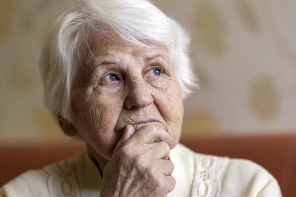 Уход за родственником, постепенно теряющем память и впадающем в детство