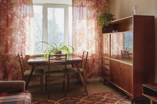 Решила продать свою трехкомнатную квартиру, чтобы помочь молодой семье сына