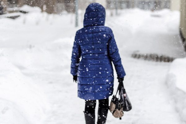 Папа позвонил с просьбой одолжить денег, и дочь пошла к нему сквозь снежную пургу