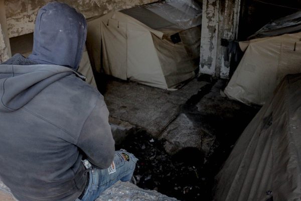 Из подвала материнского дома, куда парень приехал после поминок, доносились странные звуки, он тут же решительно спустился вниз