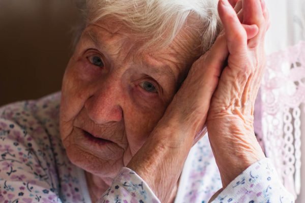 Стала замечать, что свекровь увядает на глазах, пришлось забрать ее в наш дом, но я даже не думала, какими проблемами это обернется