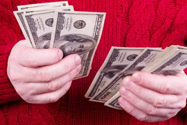 С тех пор как я вернулась домой, невестка совсем совесть потеряла, она уже не стесняется прямо говорить, что ей нужны деньги