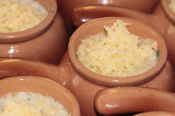 Классический французский жюльен, который пожилая мадам запекает в тарталетках