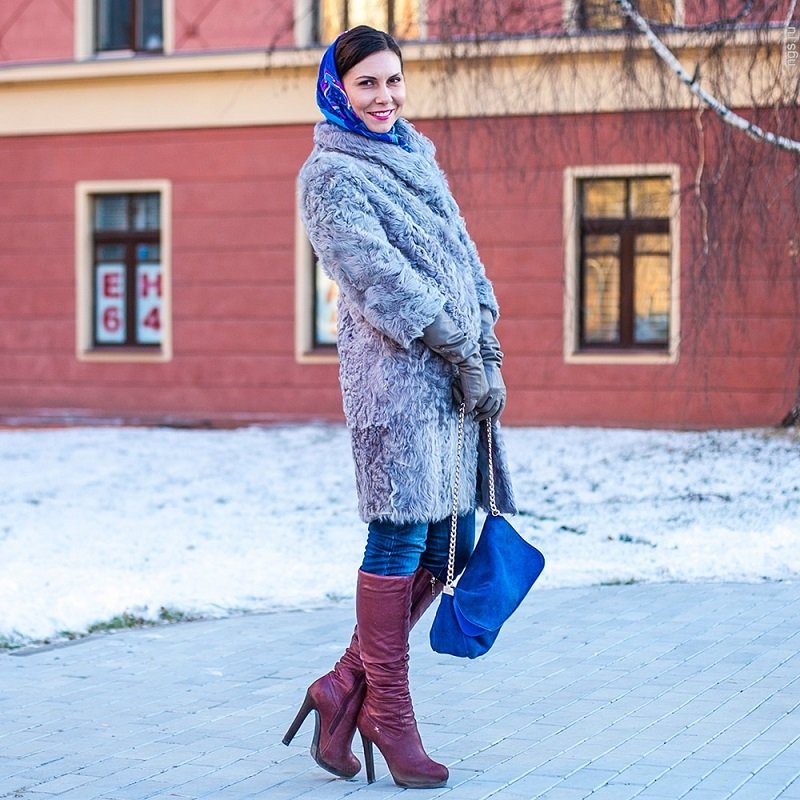 Женщины в зимней одежде на улице