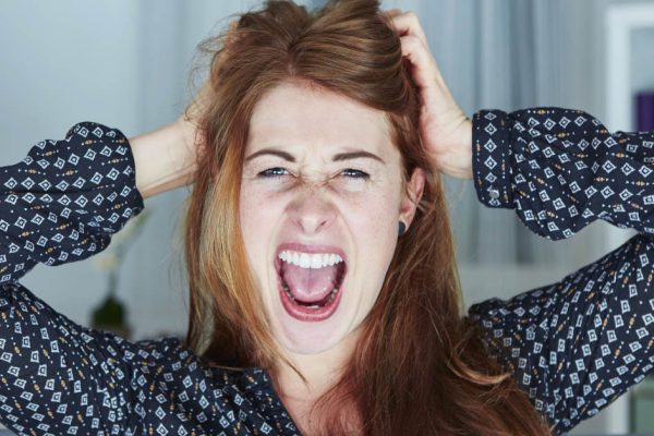 Надо ли звонить в соответствующие органы, если соседка оскорбляет детей и яростно орет