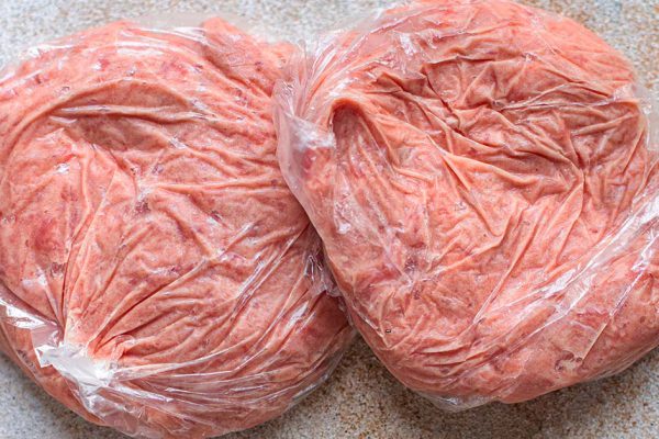 В субботу в обед домой забежала свекровь, бросила на стол пакет с фаршем и ушла обратно на работу