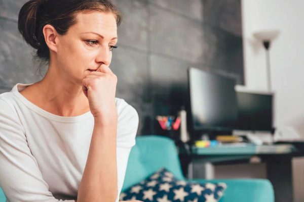 Какие жесты выдают бедную женщину с головой