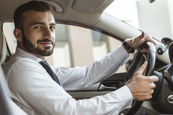 Возле троллейбусной остановки притормозила иномарка, водитель предложил подвезти, но я отказалась