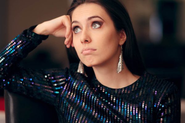 Поступки, что выдают простушку в будущей невестке, хоть она и строит из себя светскую львицу