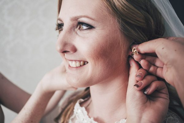 Подруга попросила померять мое обручальное кольцо, неприятности не заставили себя ждать