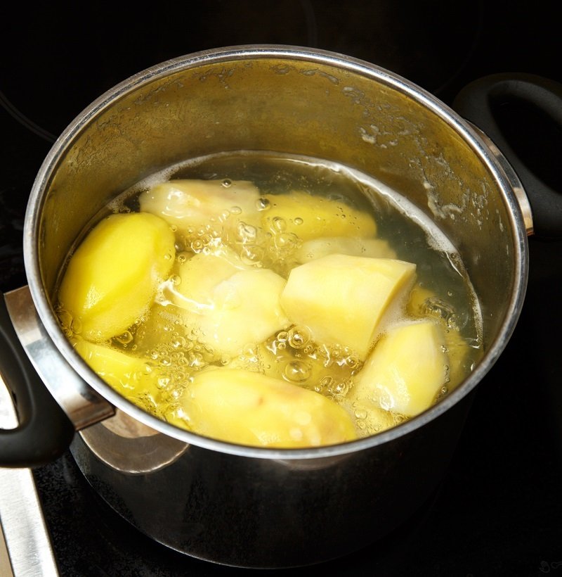 Картошка с водой в кастрюле. Картофель в кастрюле. Картошка варится. Картофель отварной в кастрюле. Вареная картошка в кастрюле.